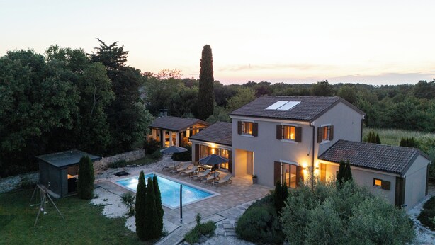 A modern two-story house with a swimming pool, outdoor seating, and a well-maintained garden. - Villa Bonassini with whirlpool, sauna and 4 bedrooms  (Svetvinčenat)