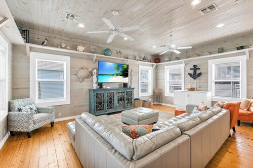 Spacious 4Bed/3Bath Port A home offers private pool with option to heat!