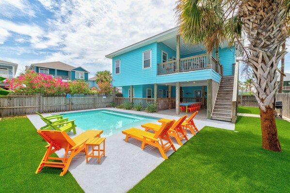 A heated pool - Modern Luxury Stay for 12 with Central Port Aransas Location & Ample Indoor/Outd (Port Aransas)