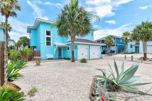 Exterior - Modern Luxury Stay for 12 with Central Port Aransas Location & Ample Indoor/Outd (Port Aransas)
