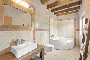 Badewanne, Haartrockner, Handtücher, Seife