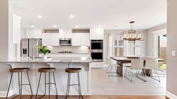 Een koelkast, een magnetron, een oven, een kookplaat