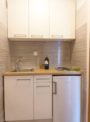 Fridge, cookware/dishes/utensils - Apartments and rooms Denis, (16646), Baška Voda, hr (Baška Voda)