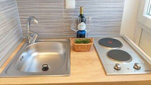 Frigorífico y utensilios de cocina