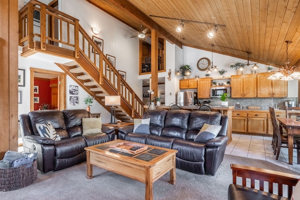 Spacious floor plan with tons of room to entertain!