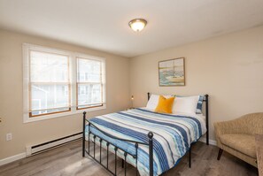 3 habitaciones, tabla de planchar con plancha y cuna de viaje 