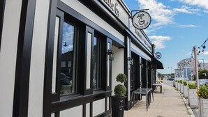 A building with a sign reading "Little G Market & Bar". - 3 bedroom condo nestled in Historic fishing village - dog friendly (Swampscott)