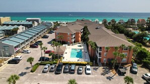 Un hôtel doté d’une piscine, d’un parking et offrant une vue sur l’océan.