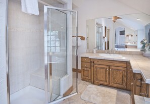 House, 5 Bedrooms | Bathroom
