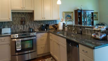 雪櫃、微波爐、焗爐、爐具