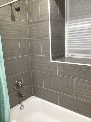 Badewanne, Haartrockner, HandtĂŒcher, Seife
