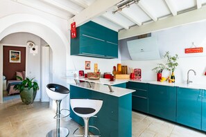 Frigorifero, microonde, forno, piano cottura