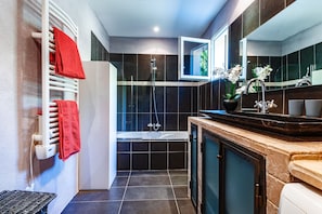 Combined shower/bathtub, hair dryer, towels