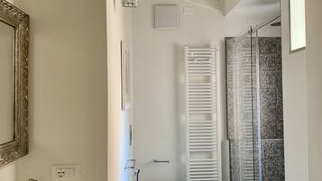 Dusche, Haartrockner, Bidet, Handtücher