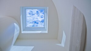 Un lucernario con vista sul cielo.