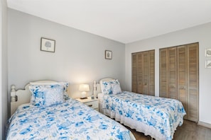 4 bedrooms, desk, iron/ironing board, Internet