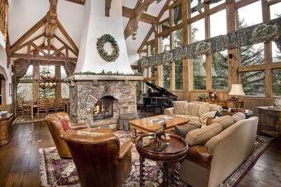 Spectacular house on shuttle route, grand piano, pool table
