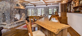 Spectacular house on shuttle route, grand piano, pool table