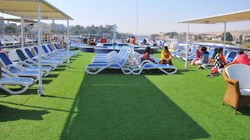 Una piscina al aire libre, cabañas de piscina gratuitas, sombrillas
