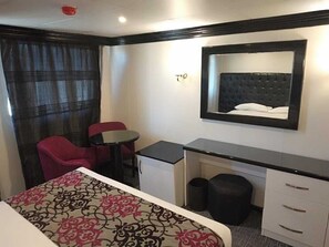 Seprai katun Mesir, seprai premium, minibar, dan meja kerja
