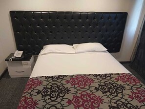 Seprai katun Mesir, seprai premium, minibar, dan meja kerja