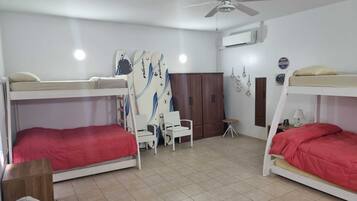 3 slaapkamers, een bureau, een strijkplank/strijkijzer, reisbedje