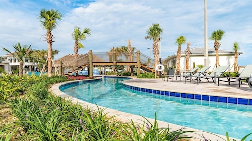 PRIVATE POOL/FREE RESORT ACCESS/CLOSE TO DISNEY/CLOSE TO RESTURANTS/MODERN STYLE