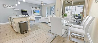 PRIVATE POOL/FREE RESORT ACCESS/CLOSE TO DISNEY/CLOSE TO RESTURANTS/MODERN STYLE