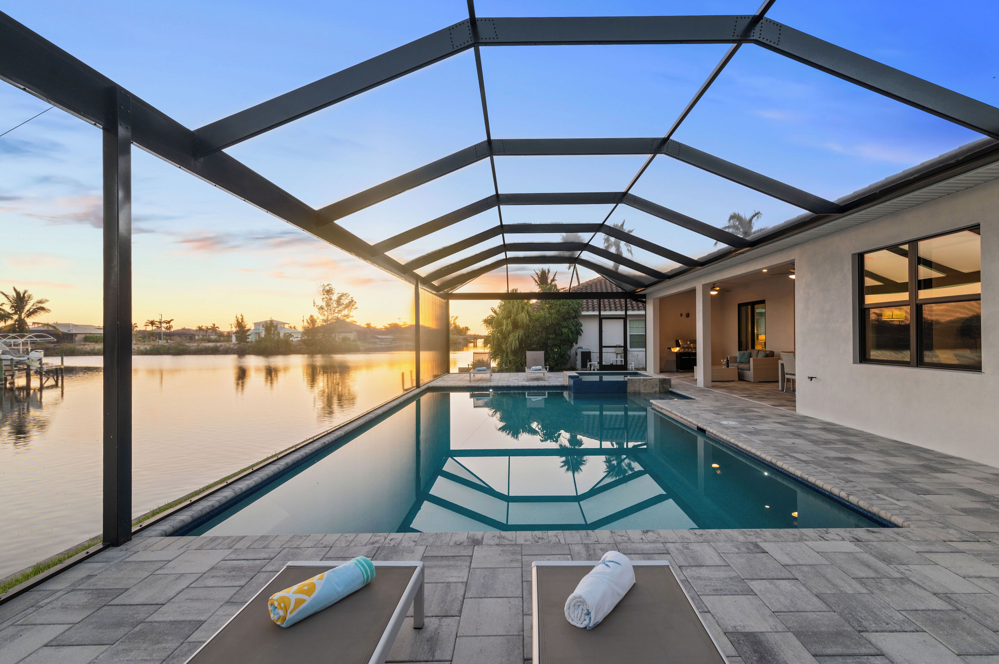 室外游泳池，恒温泳池