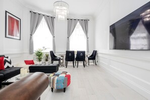 Smart TV - Right opposite Hyde Park and moments from Oxford Street (London)