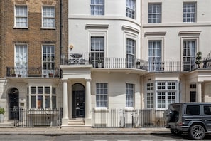 Exterior - Right opposite Hyde Park and moments from Oxford Street (London)