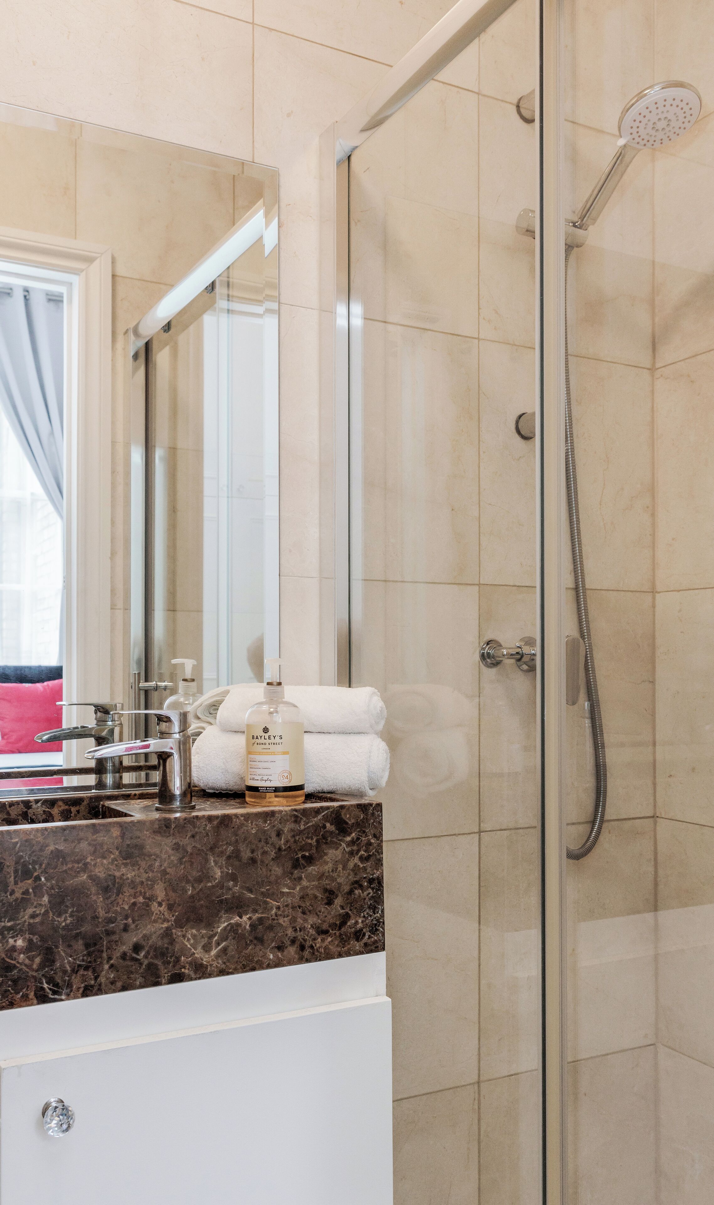 Een bad/douchecombinatie, een haardroger, een bidet, handdoeken