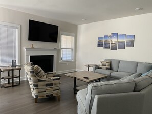 Älytelevisio, takka, pöytätennispöytä, kirjoja