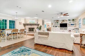 TV - 96097 Piney Island - Cozy 3 BR Home  - Perfect Family Place - Very Private (Fernandina Beach)