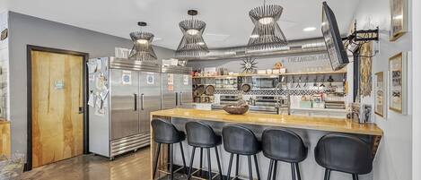 Refrigerador, microondas, placa de cocina, lavavajillas