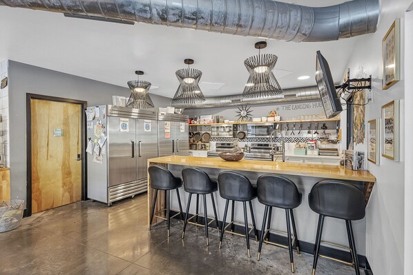 Een koelkast, een microgolfoven, een kookplaat, een vaatwasser