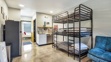 1 habitación, tabla de planchar con plancha y cuna de viaje