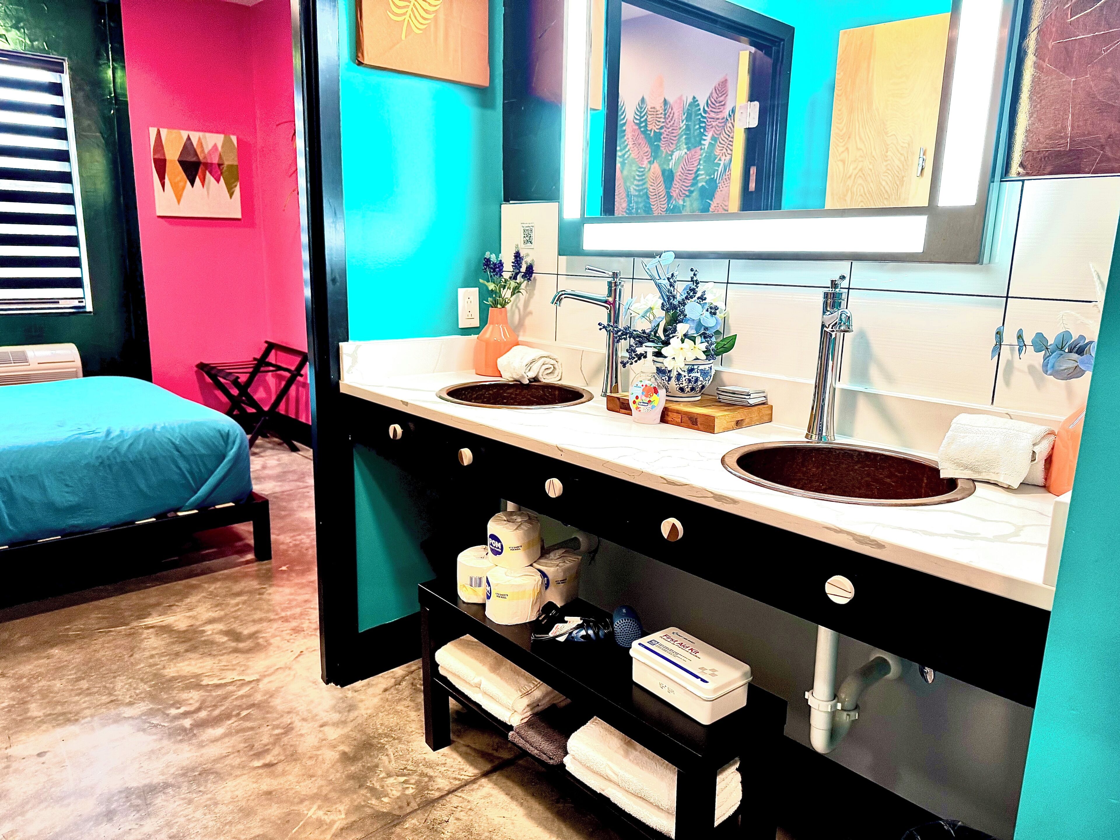 2 habitaciones, tabla de planchar con plancha y cuna de viaje 