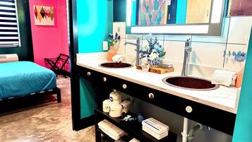 2 habitaciones, tabla de planchar con plancha y cuna de viaje