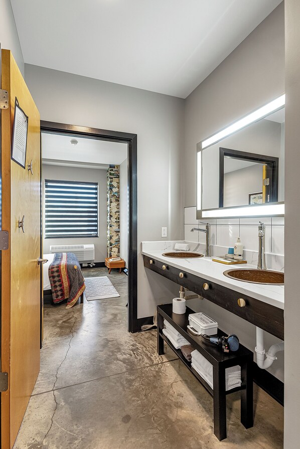 1 bedroom, iron/ironing board, travel cot, free WiFi