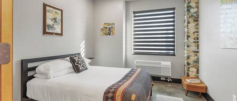 1 habitación, tabla de planchar con plancha y cuna de viaje