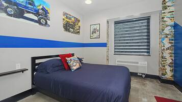 1 chambre, fer et planche à repasser, lit de bébé portatif