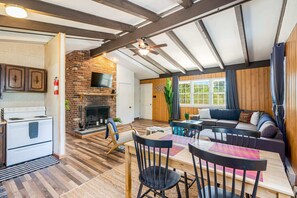 Televisión, chimenea, servicios de streaming y oficina