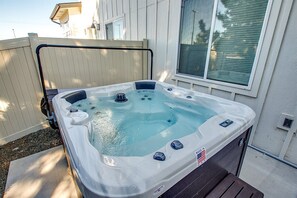 Outdoor spa tub - #HabitueHomes - Crossroads Retreat - Hot Tub! (Boise)