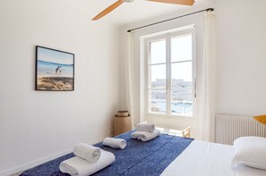 4 bedrooms, iron/ironing board, free WiFi, bed sheets - MASSILIA BLUE - Grand appartement refait à neuf avec vue sur le Vieux Port (Marseille)