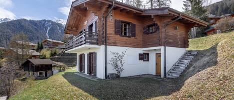 Chalet (3 Bedrooms) | Front of property