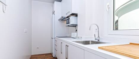 Jääkaappi, mikroaaltouuni, astianpesukone, kahvin-/teenkeitin