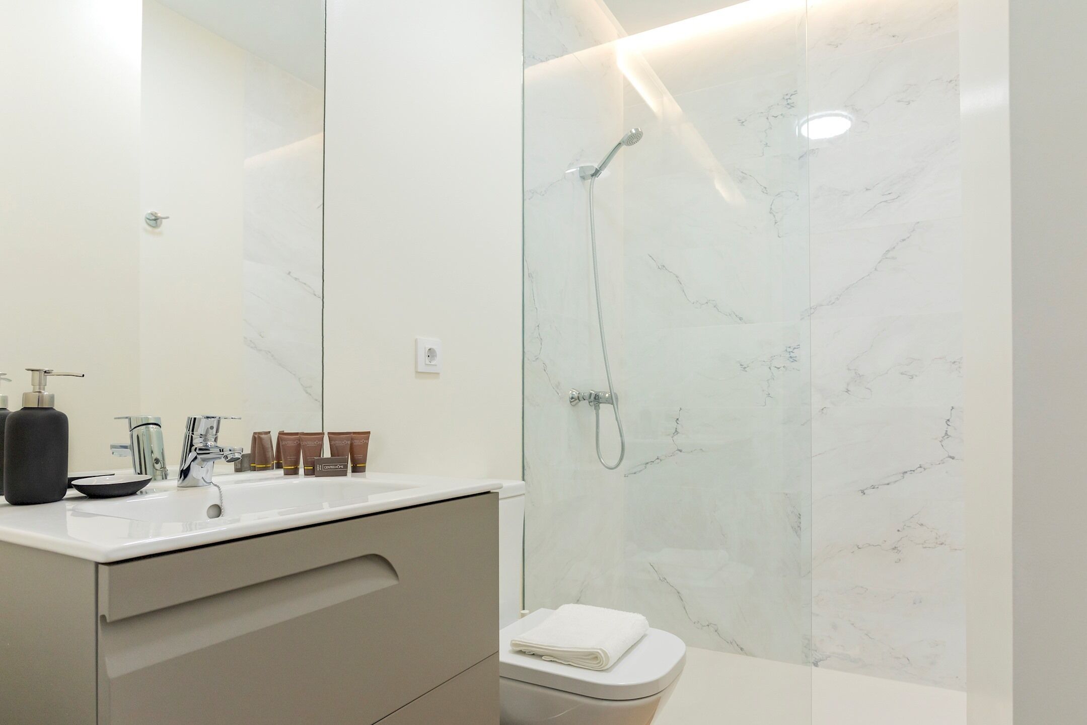 Bañera, secador de pelo y toallas