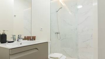 Bañera, secador de pelo y toallas