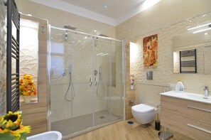 تجهيزات دش، دُش غزير، مستلزمات مجانية للعناية الشخصية، مجففات شعر